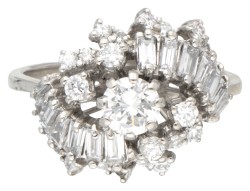 14 kt. Witgouden entourage ring bezet met ca. 1.37 ct. diamant.