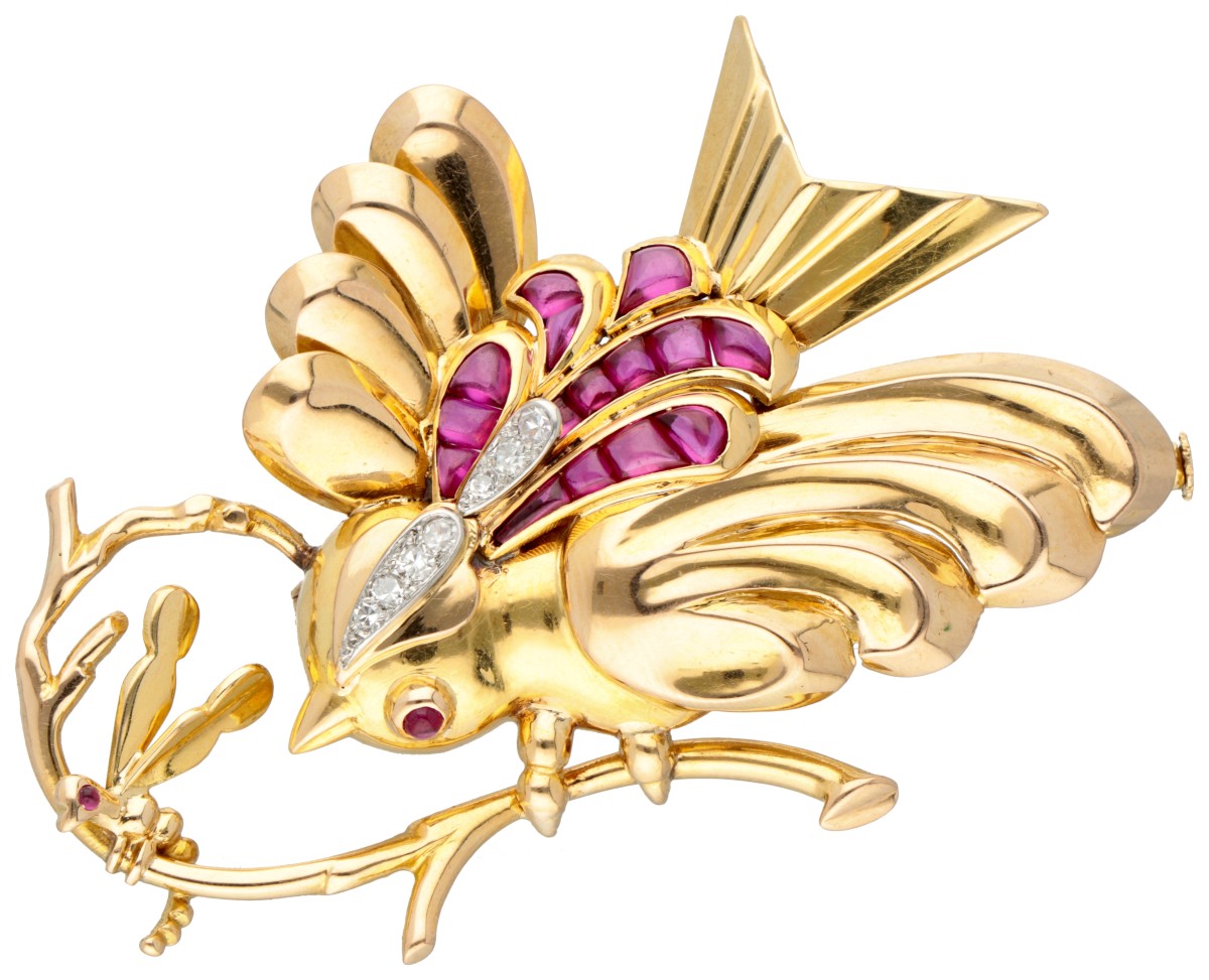 Franse 18 kt. geelgouden retro vogel broche bezet met ca. 0.11 ct. diamant en synthetische robijn.