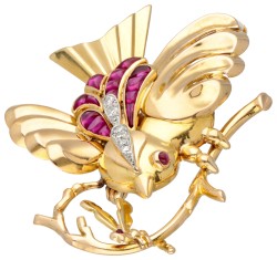 Franse 18 kt. geelgouden retro vogel broche bezet met ca. 0.11 ct. diamant en synthetische robijn.