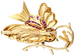 Franse 18 kt. geelgouden retro vogel broche bezet met ca. 0.11 ct. diamant en synthetische robijn.