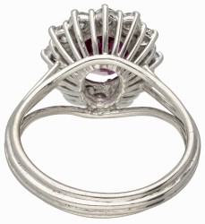 14 kt. Witgouden entourage ring bezet met ca. 2.15 ct. natuurlijke robijn en ca. 0.85 ct. diamant.