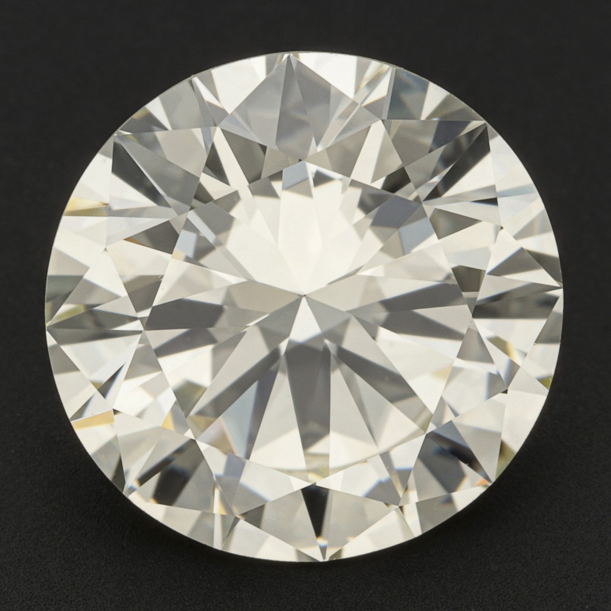 GIA-gecertificeerde 2.03 ct. rond briljant geslepen natuurlijke diamant.