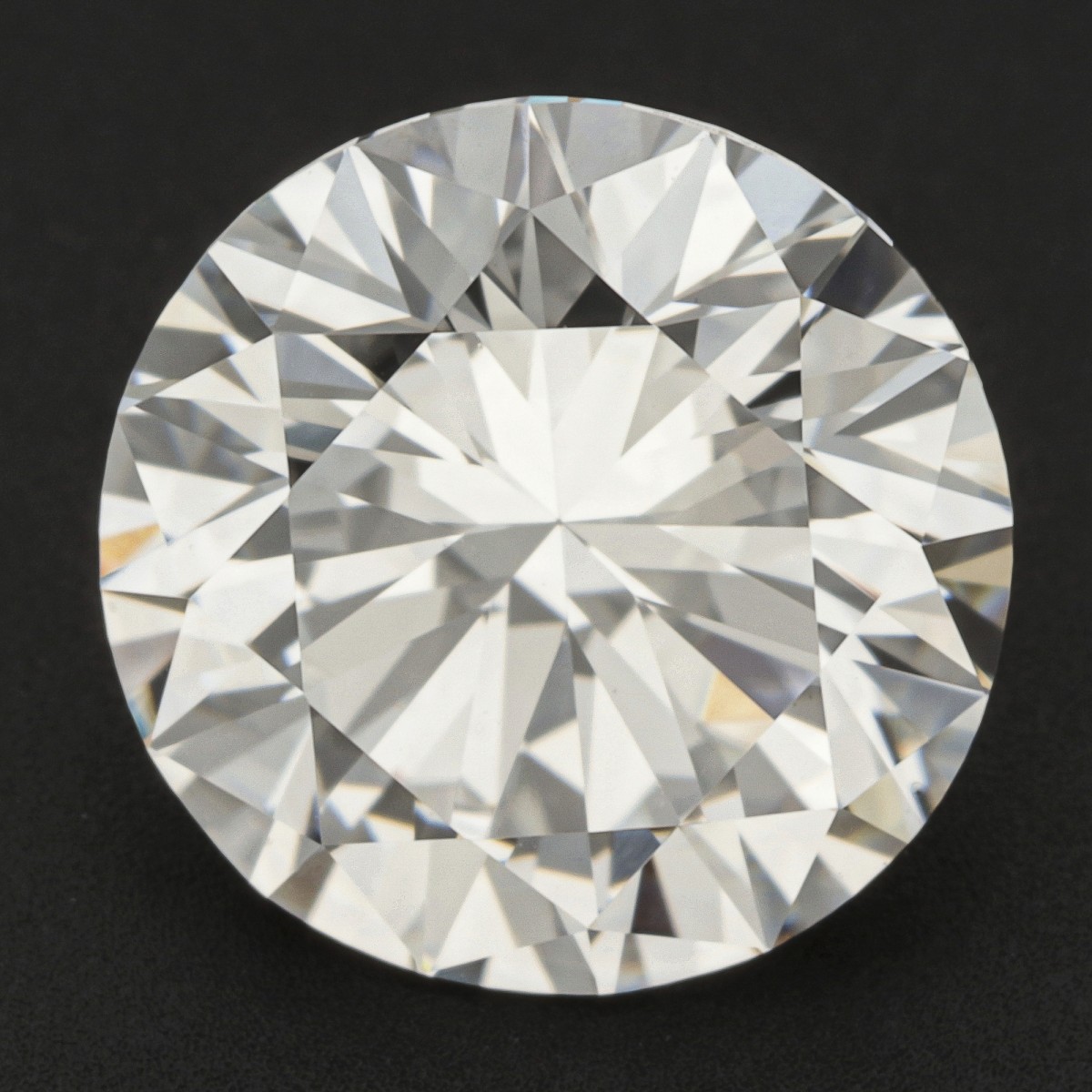 GIA-gecertificeerde 1.00 ct. rond briljant geslepen natuurlijke diamant.