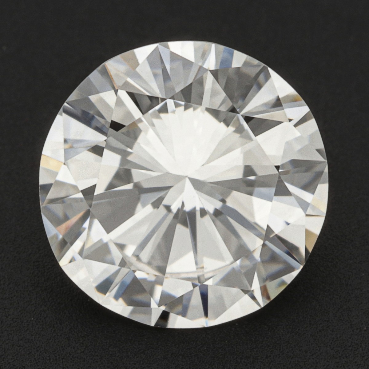 GIA-gecertificeerde 0.70 ct. rond briljant geslepen natuurlijke diamant.