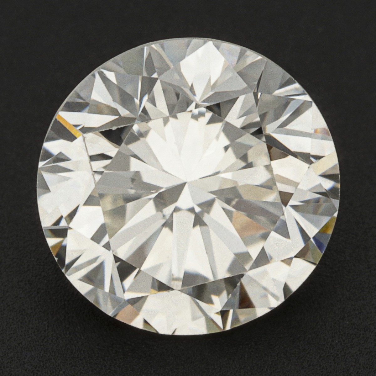 GIA-gecertificeerde 0.78 ct. rond briljant geslepen natuurlijke diamant.