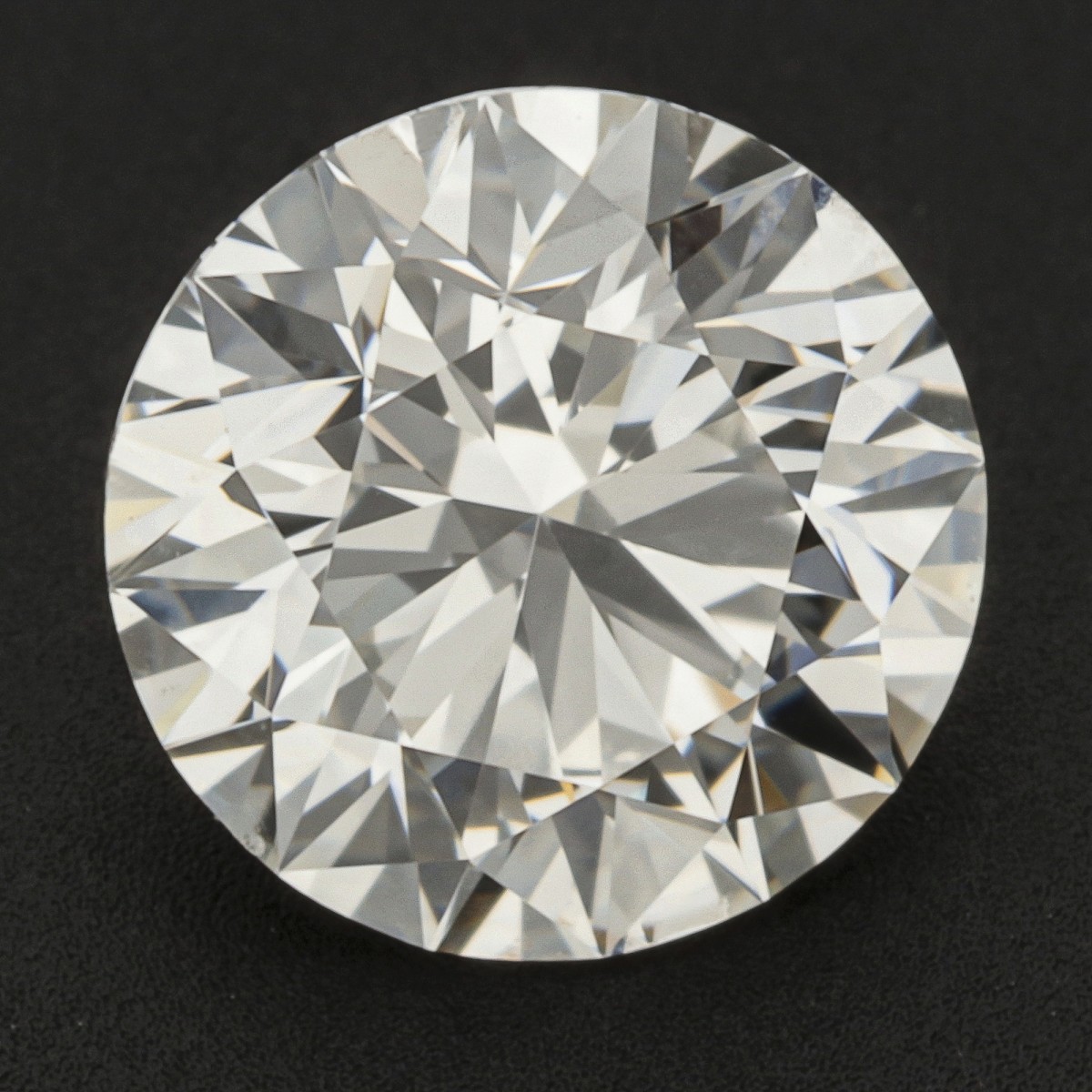 GIA-gecertificeerde 0.50 ct. rond briljant geslepen natuurlijke diamant.