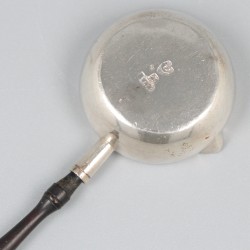 Steelpan met greep, Arnoldus van Geffen, Amsterdam 1755.