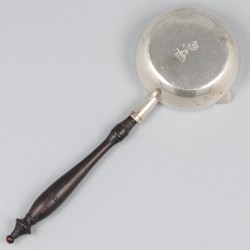 Steelpan met greep, Arnoldus van Geffen, Amsterdam 1755.
