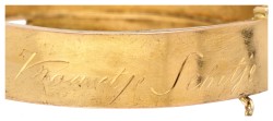 18K Geelgouden bangle armband met een gespmotief.
