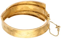 18K Geelgouden bangle armband met een gespmotief.