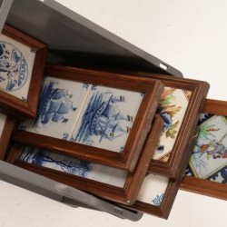 Een lot van diverse tegels waaronder transferware tegels. 19e/20e eeuw.