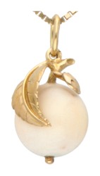 18K Geelgouden appeltje van Aziatisch koraal aan collier.