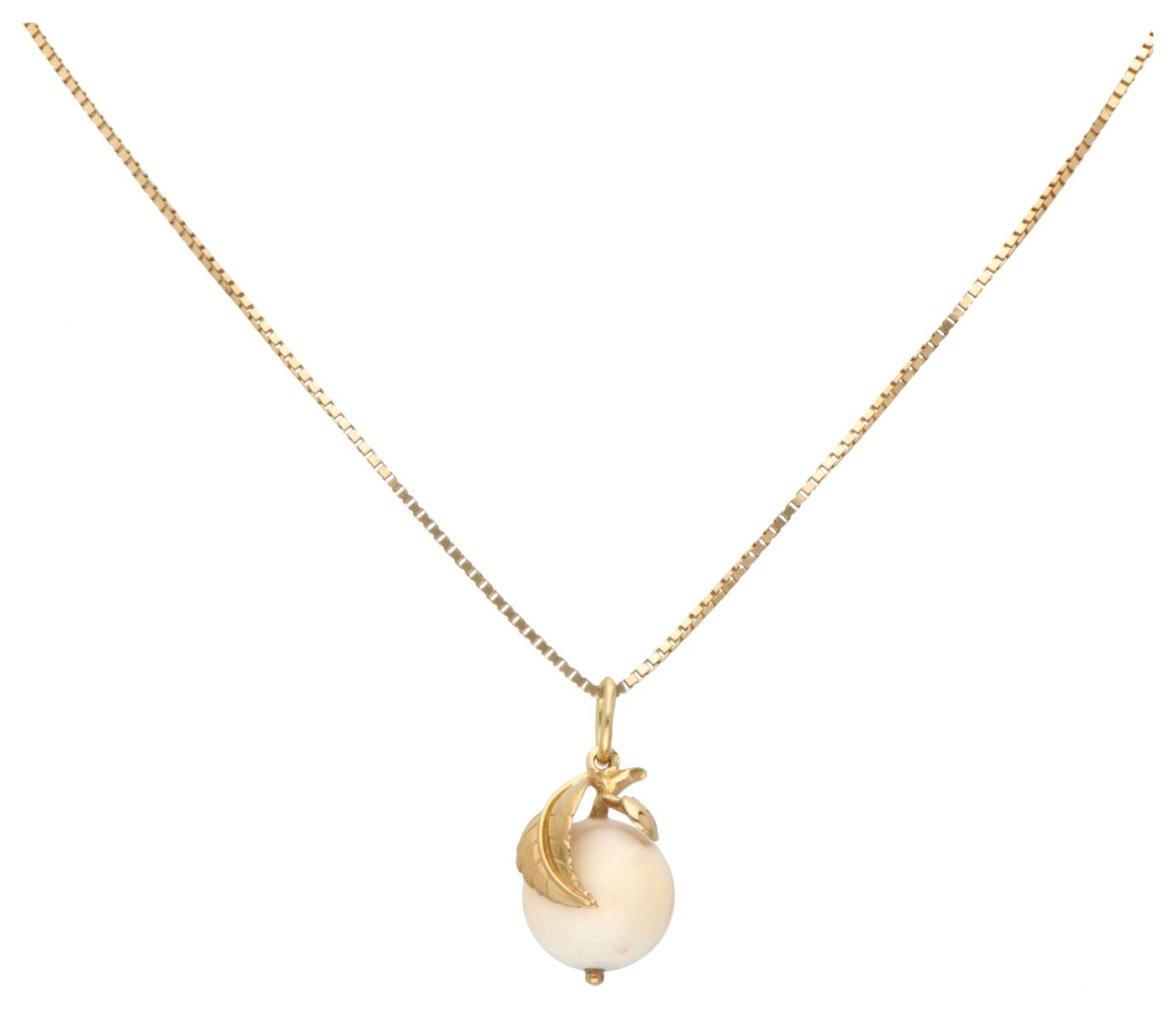 18K Geelgouden appeltje van Aziatisch koraal aan collier.
