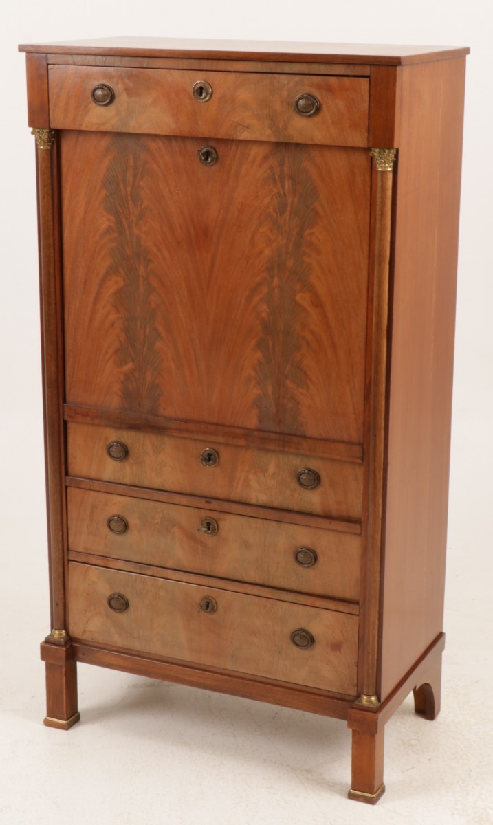 Een Empire-stijl secretaire a abbatant, eind 19e eeuw en later.