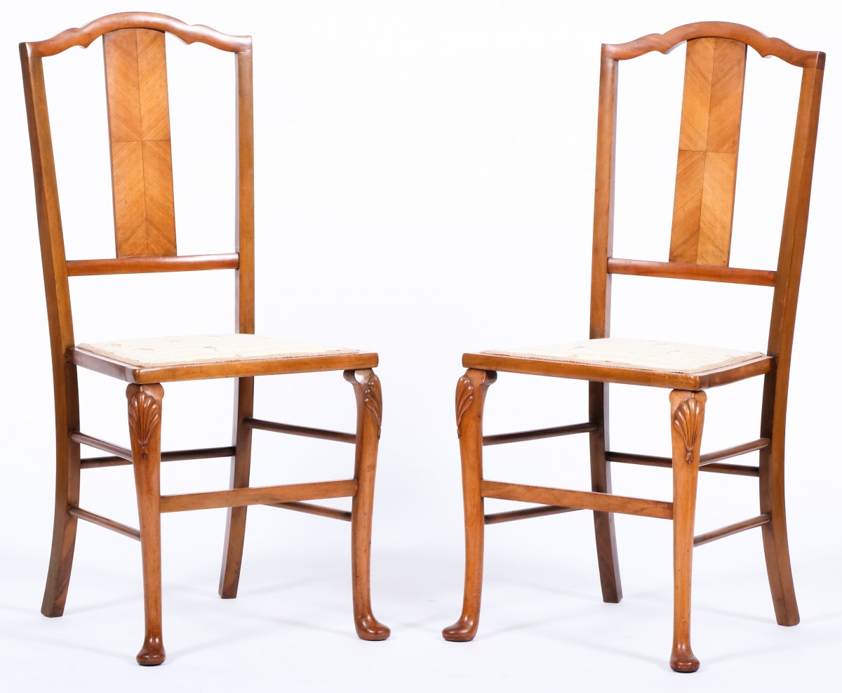 Twee Queen-Anne stijl beukenhouten stoeltjes, 20e eeuw.