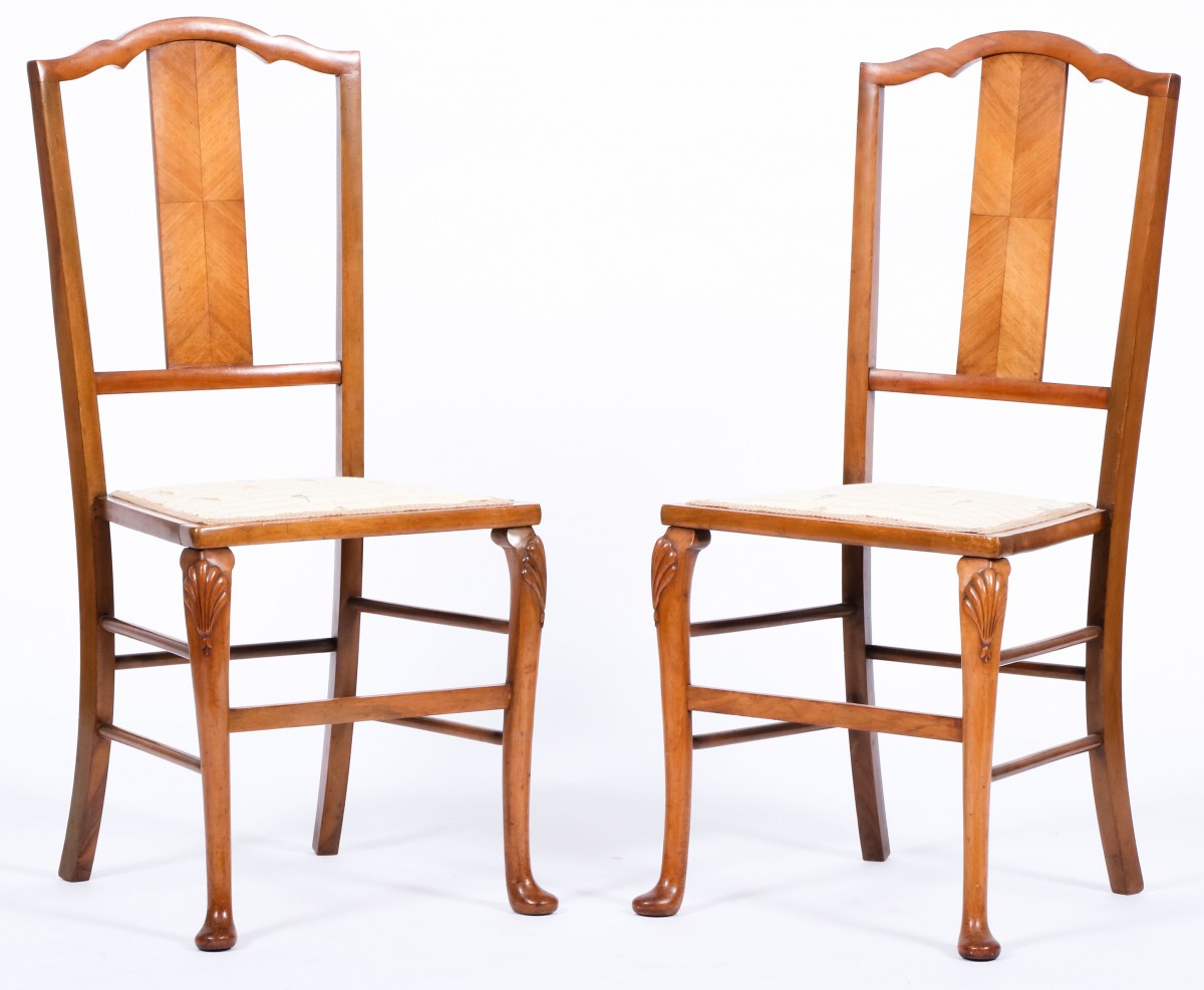 Twee Queen-Anne stijl beukenhouten stoeltjes, 20e eeuw.