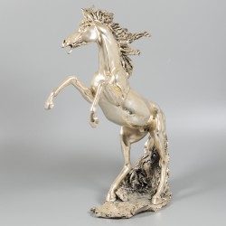 Steigerende hengst zilver.