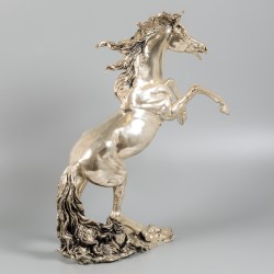 Steigerende hengst zilver.