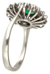 14K Witgouden entourage ring bezet met smaragd en diamant.