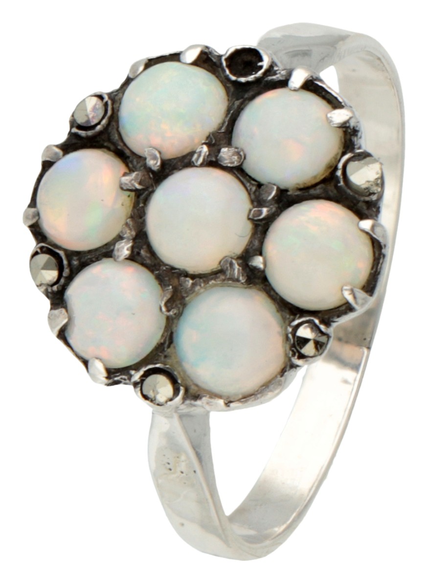Sterling zilveren ring bezet met opaal en markasiet.