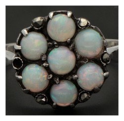 Sterling zilveren ring bezet met opaal en markasiet.
