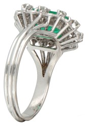 18K Witgouden entourage ring bezet met ca. 1.34 ct. smaragd en diamant.