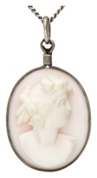Zilveren BWG collier met camee hanger en een paar antieke zilveren dormeuses.