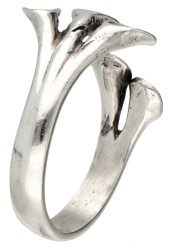 Sterling zilveren ring met rendiermosmotief door Hannu Ikonen voor Valo-Koru Oy.