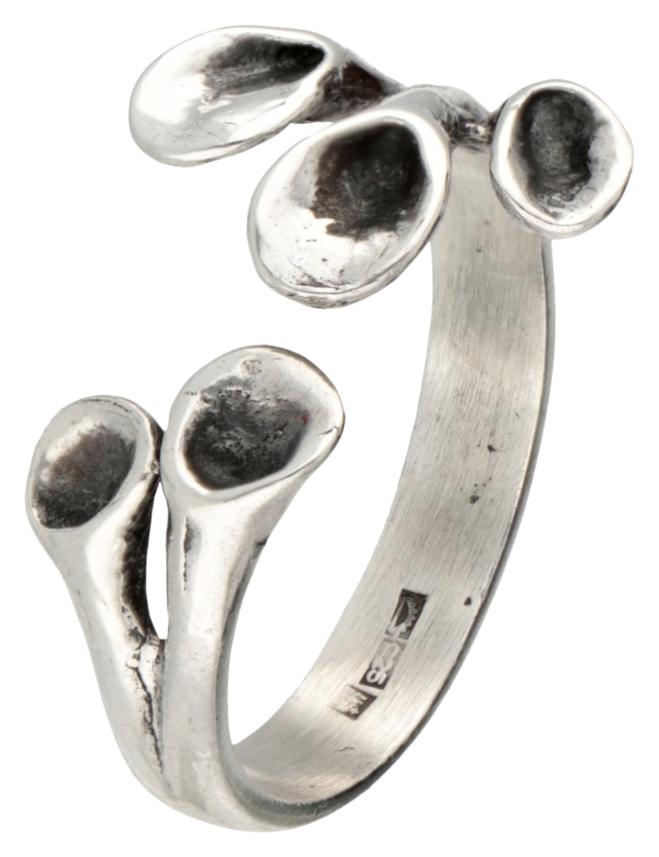 Sterling zilveren ring met rendiermosmotief door Hannu Ikonen voor Valo-Koru Oy.