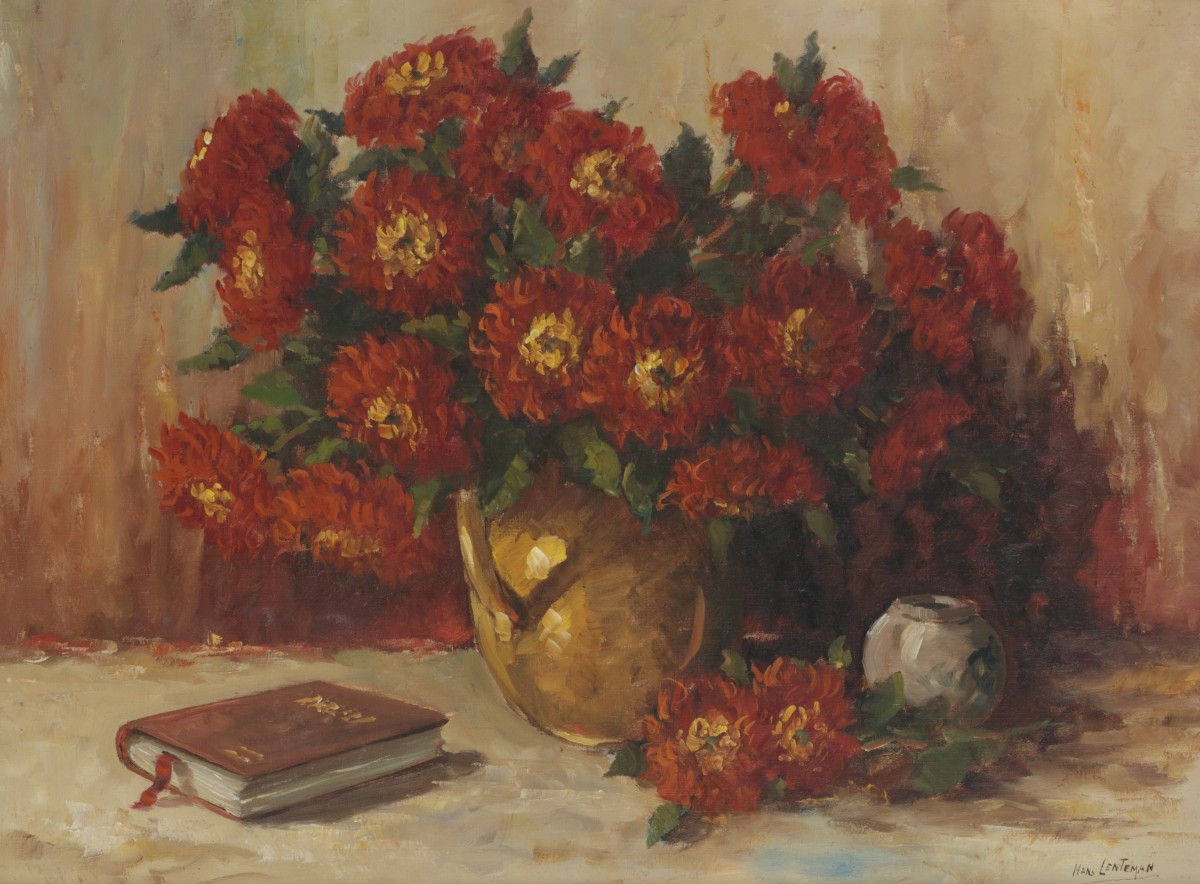 Hans Lenteman (1876 - 1953) Spider chrysanten in een koperen pot.