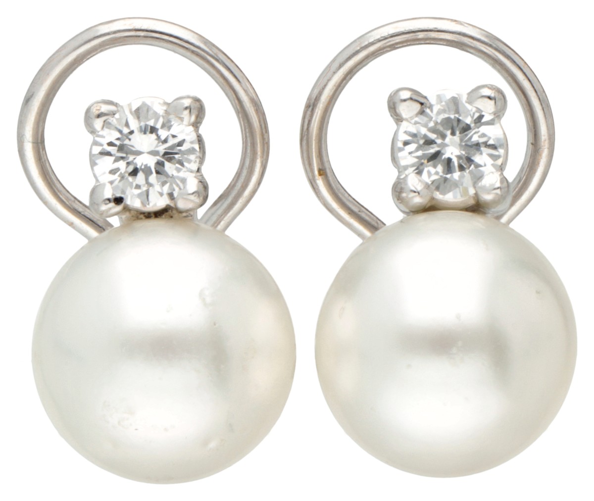 14 kt. Witgouden Grau oorstekers bezet met 0.56 ct. diamant en gecultiveerde parel.