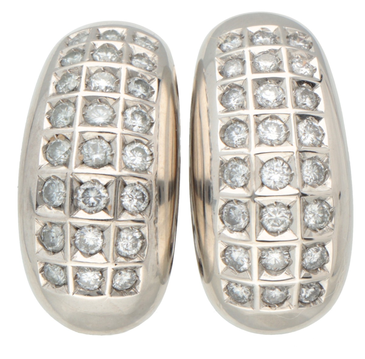 14 kt. Witgouden oorbellen bezet met ca. 0.48 ct. diamant.