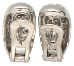 14 kt. Witgouden oorbellen bezet met ca. 0.48 ct. diamant.