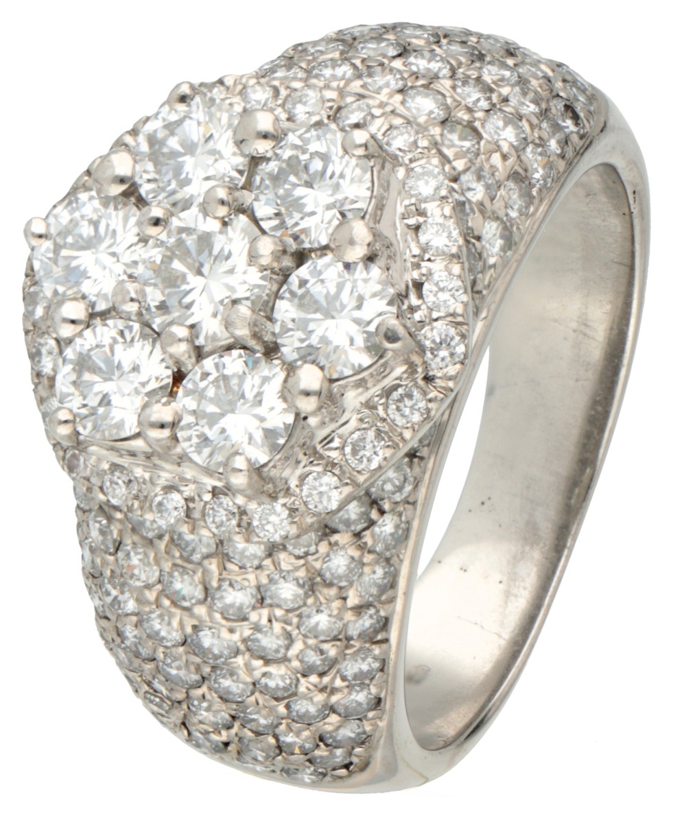 18 kt. Witgouden entourage ring bezet met ca. 1.97 ct. diamant.