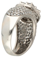 18 kt. Witgouden entourage ring bezet met ca. 1.97 ct. diamant.