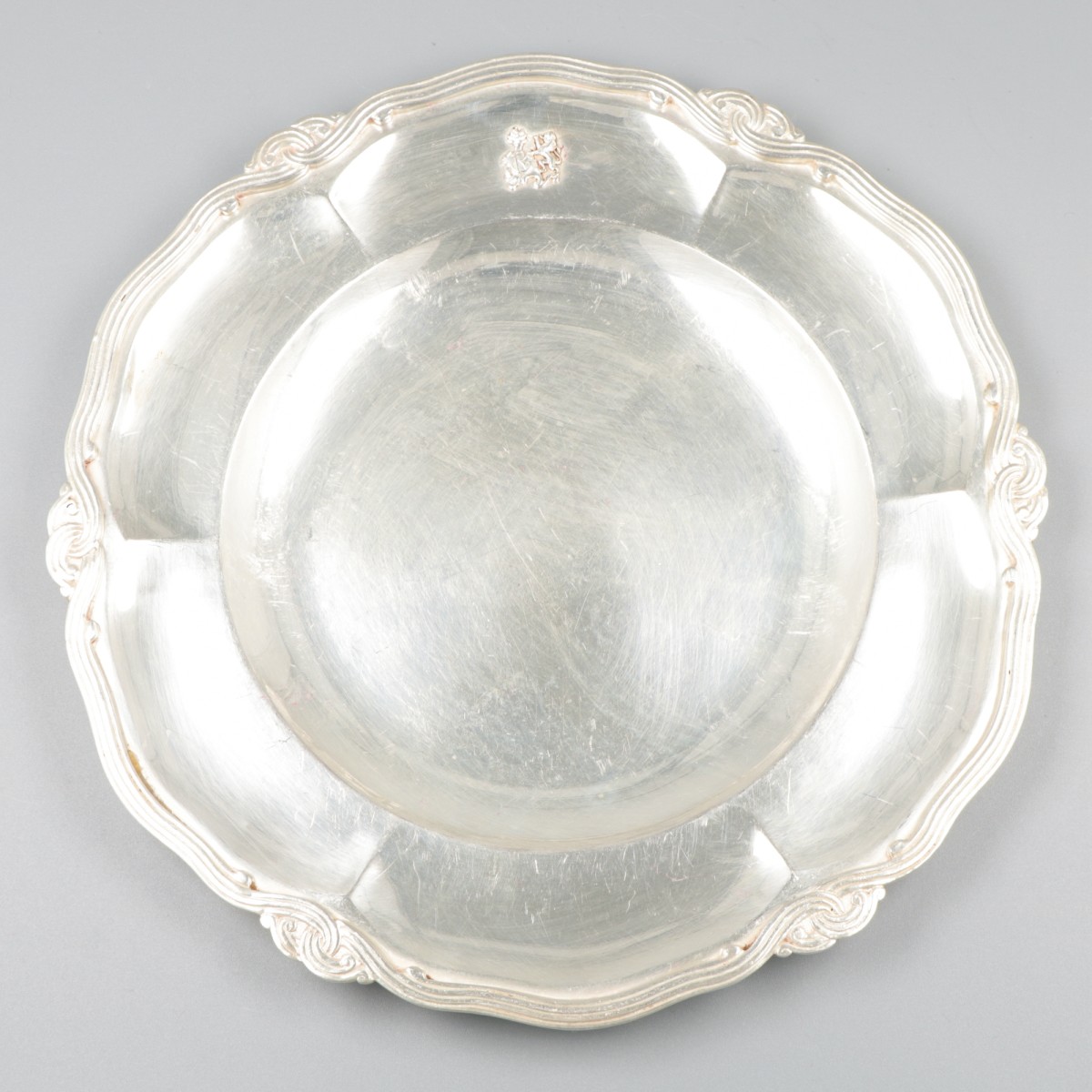 Dinerbord (le Colonel B.E.M. Ch. De Grox) zilver.