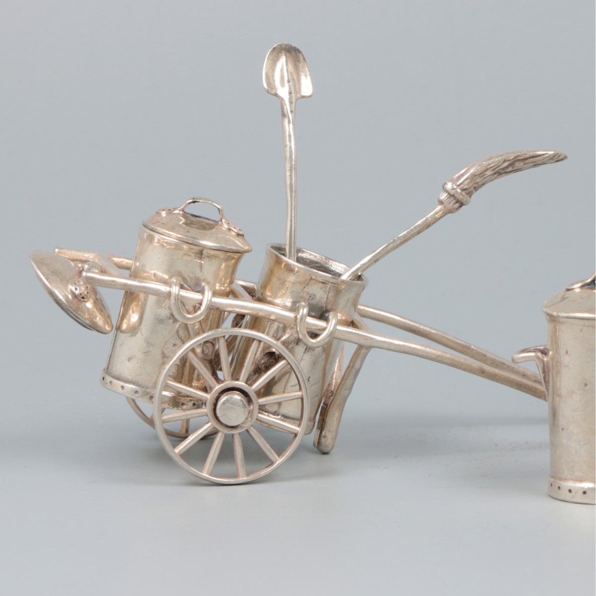 Miniatuur stratenreinigerskar zilver.