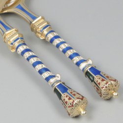 2-delige set geëmailleerde lepels (Peter Hertz, 1886) zilver, goud-verguld.