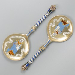 2-delige set geëmailleerde lepels (Peter Hertz, 1886) zilver, goud-verguld.