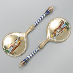 2-delige set geëmailleerde lepels (Peter Hertz, 1886) zilver, goud-verguld.