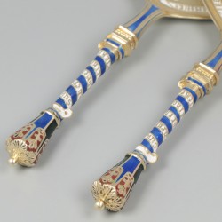 2-delige set geëmailleerde lepels (Peter Hertz, 1886) zilver, goud-verguld.