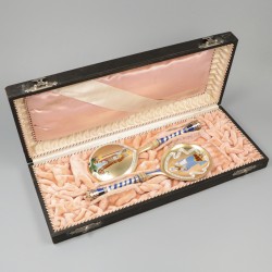 2-delige set geëmailleerde lepels (Peter Hertz, 1886) zilver, goud-verguld.