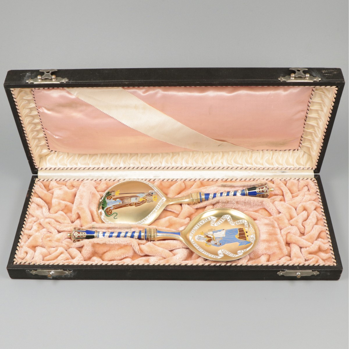 2-delige set geëmailleerde lepels (Peter Hertz, 1886) zilver, goud-verguld.