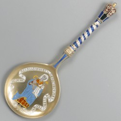 2-delige set geëmailleerde lepels (Peter Hertz, 1886) zilver, goud-verguld.