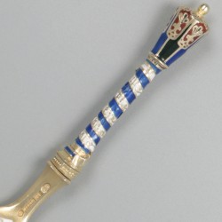 2-delige set geëmailleerde lepels (Peter Hertz, 1886) zilver, goud-verguld.