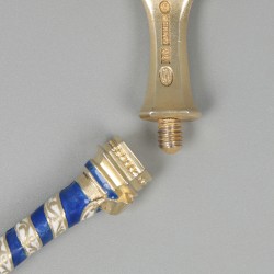 2-delige set geëmailleerde lepels (Peter Hertz, 1886) zilver, goud-verguld.