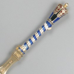 2-delige set geëmailleerde lepels (Peter Hertz, 1886) zilver, goud-verguld.