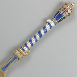 2-delige set geëmailleerde lepels (Peter Hertz, 1886) zilver, goud-verguld.