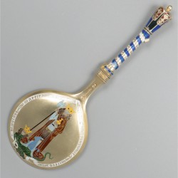 2-delige set geëmailleerde lepels (Peter Hertz, 1886) zilver, goud-verguld.