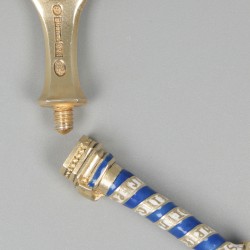 2-delige set geëmailleerde lepels (Peter Hertz, 1886) zilver, goud-verguld.